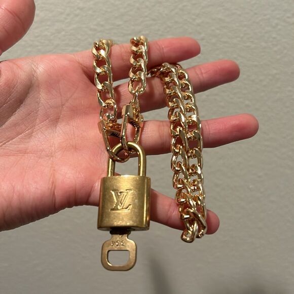 Louis Vuitton #334 Lock and Key Gold Brass with new unbranded chain - Picture 4 of 5